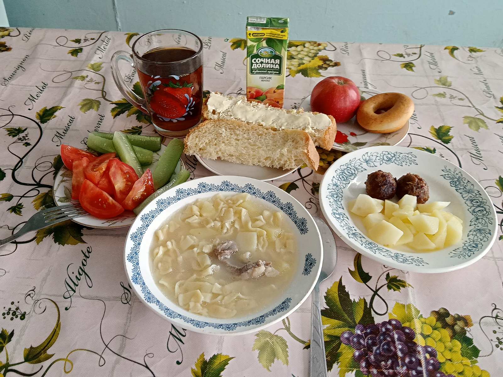 Куриный суп с галушками, котлеты с картофелем, овощной салат, чай, сок, хлеб со сливочным маслом, яблоко, сушка